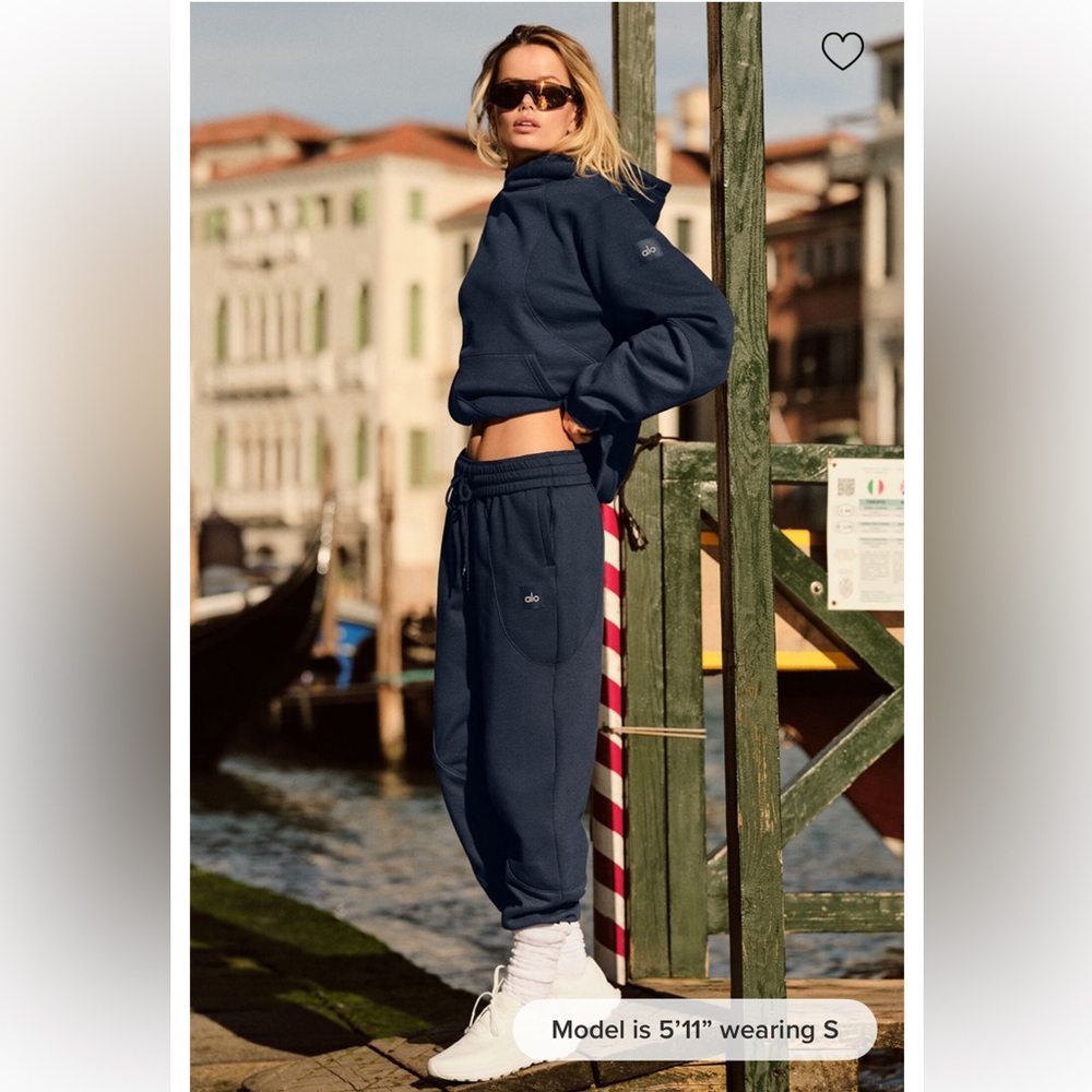 NWT! ALO Yoga Make Waves Sweatpant - Navy Tonal
